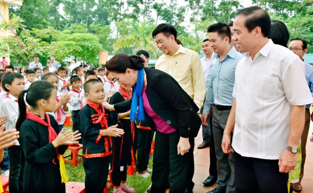 Chủ tịch Quốc hội Nguyễn Thị Kim Ngân vui Tết Trung thu với thiếu nhi Sơn Dương, Tuyên Quang